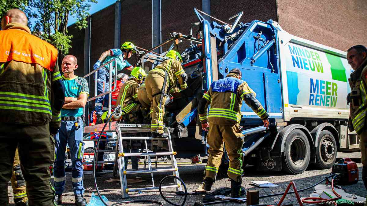 Man die lag te slapen in container zit twee uur bekneld in vuilniswagen: in kritieke toestand naar ziekenhuis