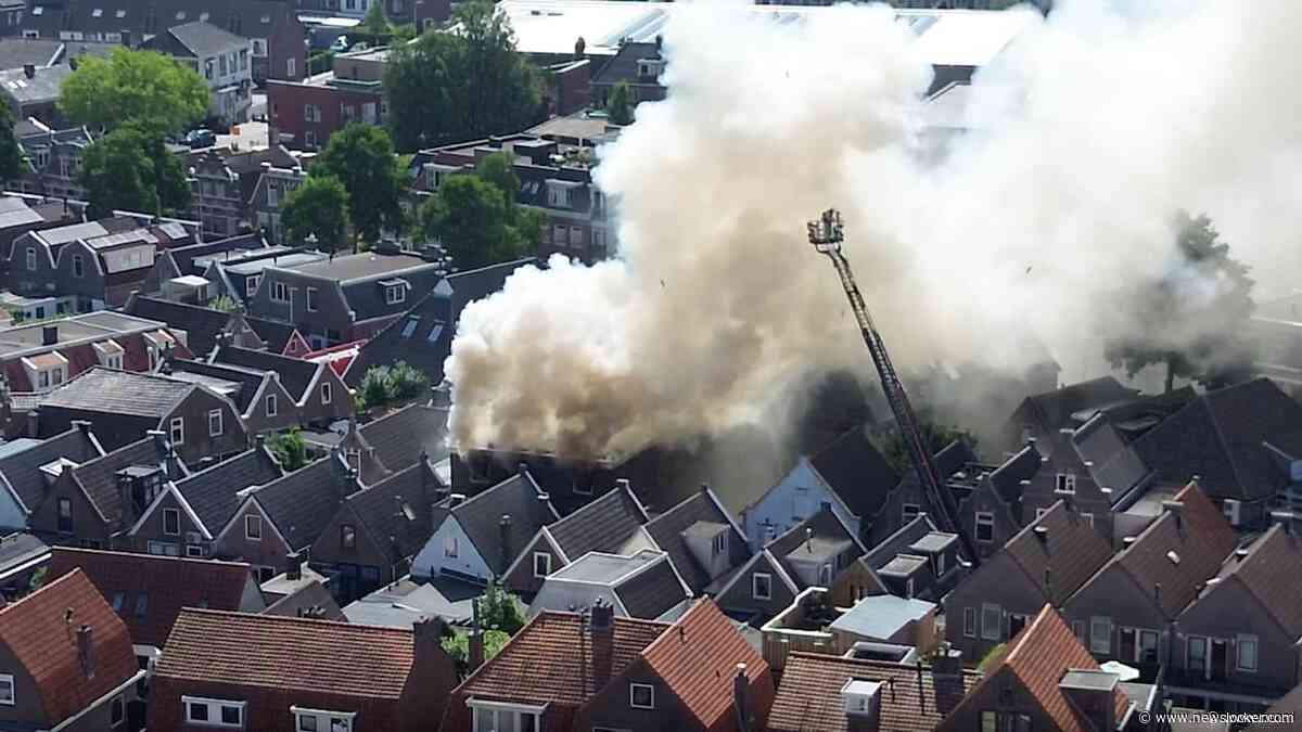 Grote brand bij slagerij Meppel, kinderdagverblijf en bibliotheek ontruimd