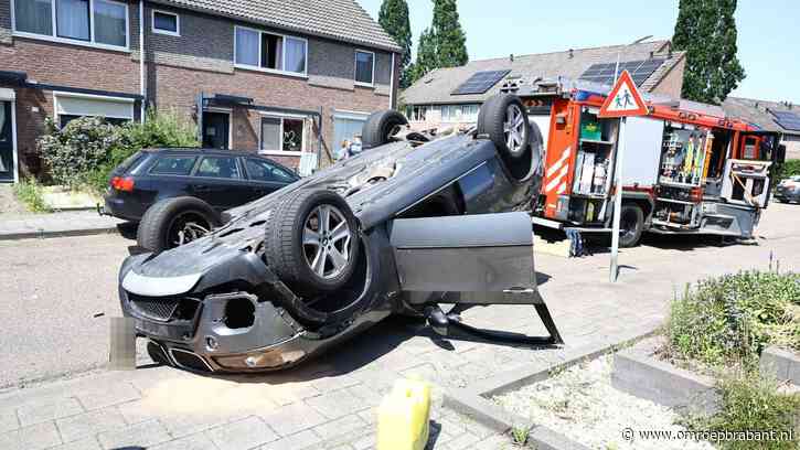 Auto belandt op zijn kop: bestuurder vlucht en laat bijrijder gewond achter