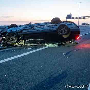 Bestuurder naar ziekenhuis na crash met vrachtwagen op A1