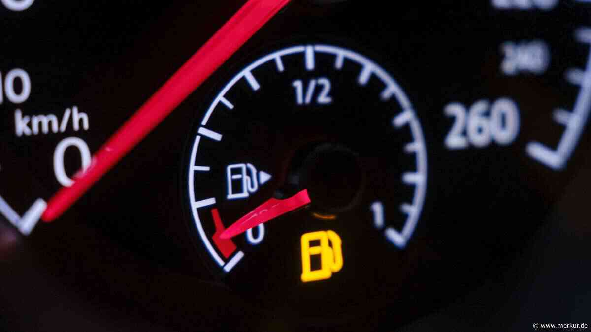 Tankanzeige auf Reserve, Akku bei Null: So weit kommen Verbrenner und E-Autos noch