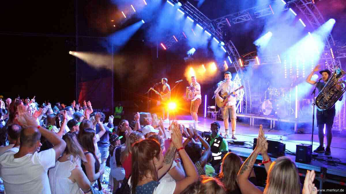 „Nur nette Leute, nur geile Bands“: Open Air zieht Tausende an – Duo bringt Fans zum Kreischen