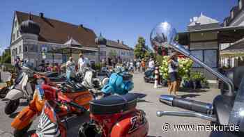 Kult-Ansturm am Marktplatz: 120 Vespa-Liebhaber treffen sich in Markt Schwaben