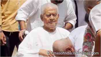 Pyarelal bids final goodbye to wife Sunila in wheelchair
