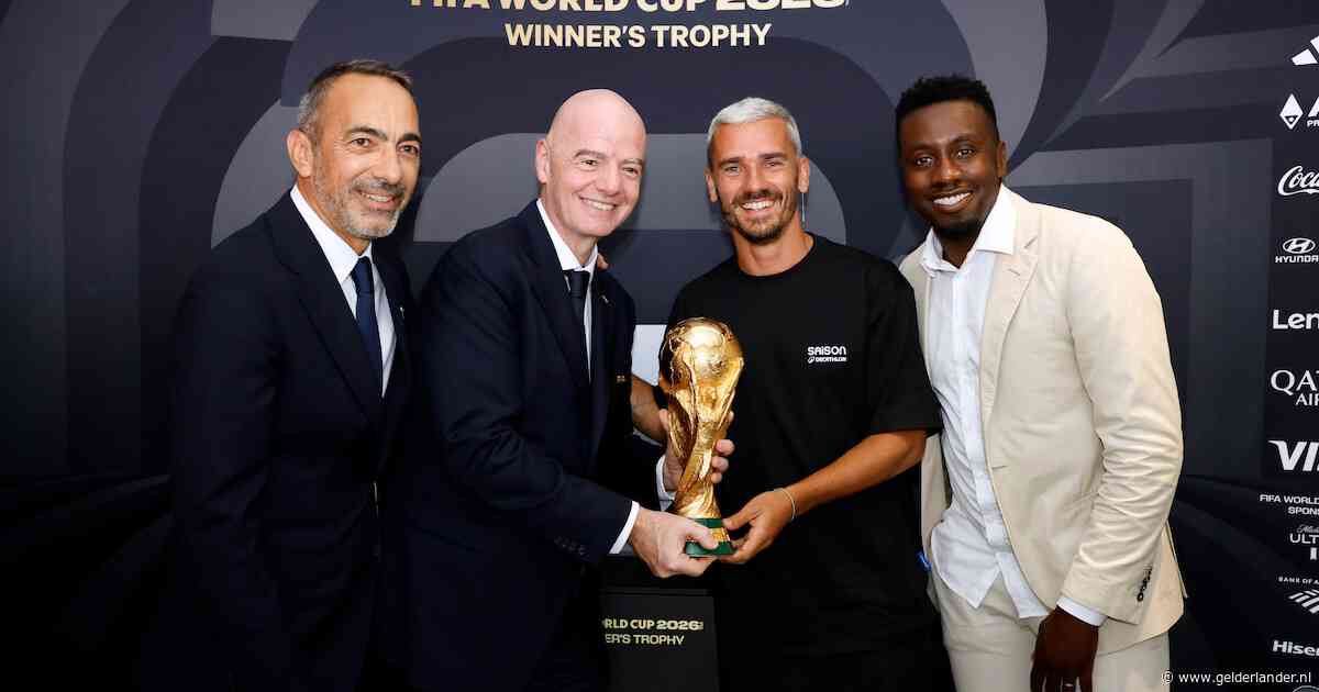Waarom Gianni Infantino tijdens het WK constant in beeld is met bekende oud-voetballers om hem heen
