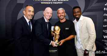 Waarom Gianni Infantino tijdens het WK constant in beeld is met bekende oud-voetballers om hem heen