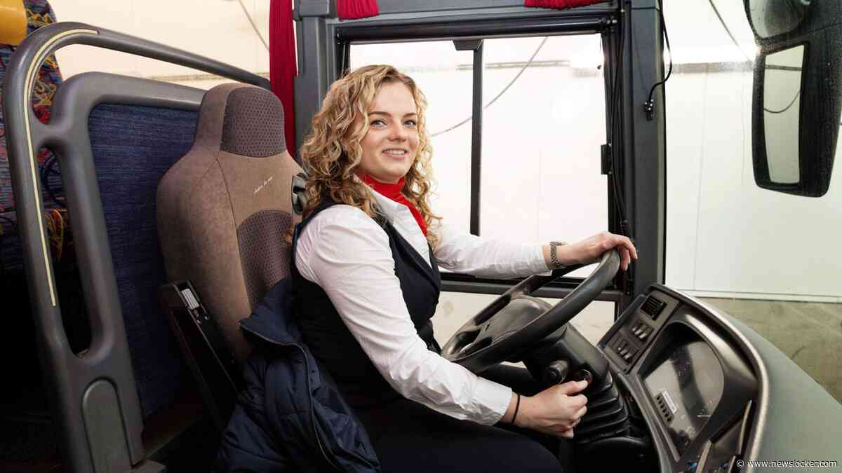 Tirza (27) is touringcarchauffeur: ’Als ik mensen heb afgezet, kan ik zelf ook nog even lekker op het strand bakken’