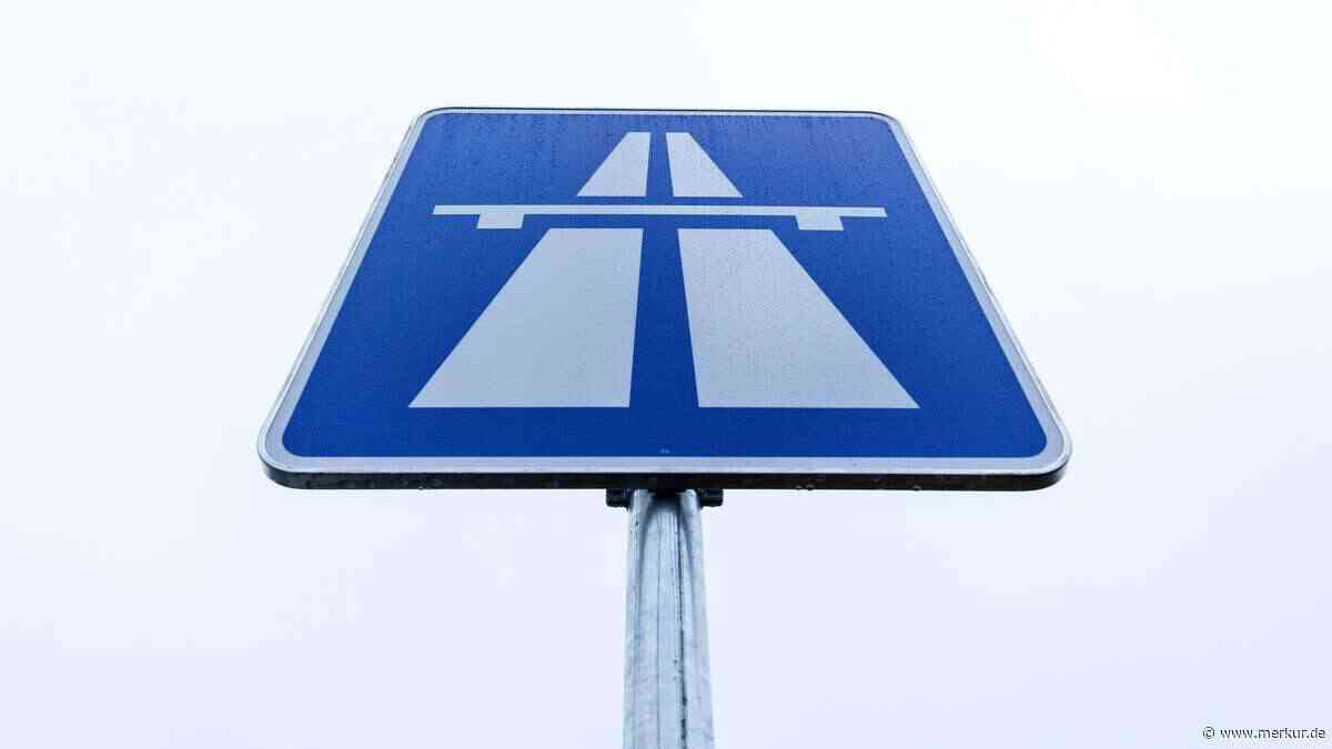 Autobahn in Bayern gesperrt: Lkw durchbricht Leitplanken – Bergung wird dauern