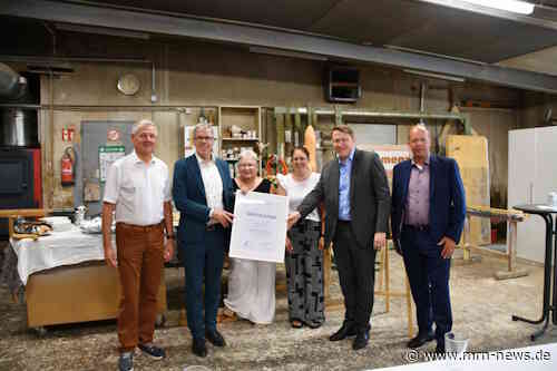 Heppenheim – Unternehmerische Beständigkeit und Kompetenz – Schreinerei Hiemenz in Einhausen besteht seit mehr als 100 Jahren – Unternehmensbesuch von Landrat Christian Engelhardt und der Wirtschaftsförderung Bergstraße vor Ort – Gratulationsur