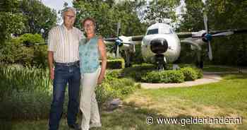 Gerhard en Esther hebben een vliegtuig in de achtertuin, waar je in kunt overnachten voor 285 euro