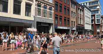 Jonge meiden verdringen zich voor opening kledingwinkel in Nijmegen: ‘Voor we open gingen stond er al een lange rij’