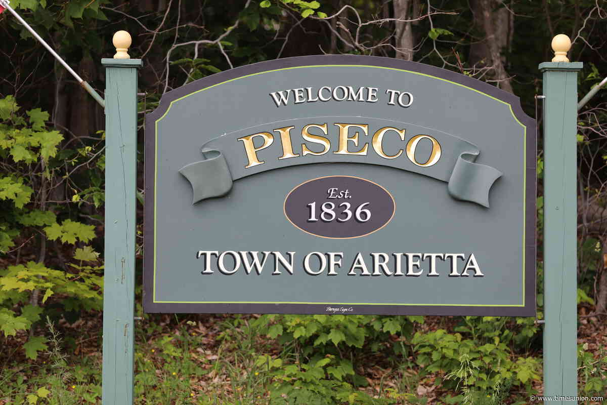 Pilot killed in single-engine plane crash at Piseco Airport
