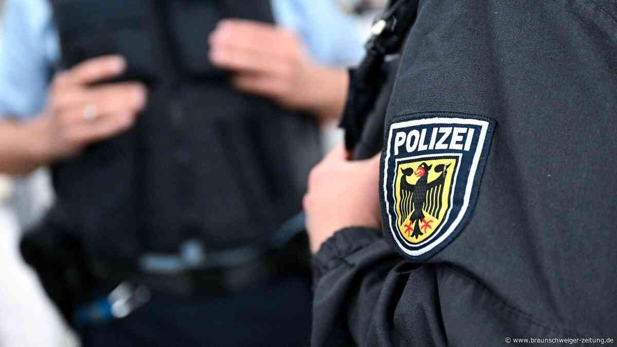 Dealer bietet Polizisten in Uniform am Bahnhof Hannover Kokain an