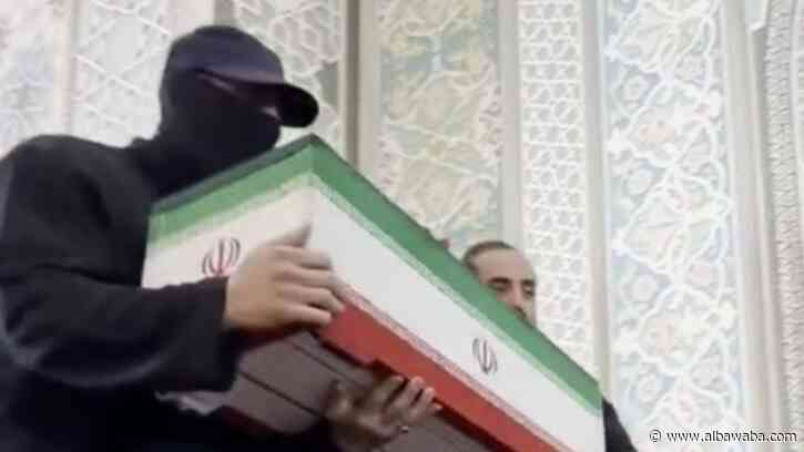 لغز الرجل الملثم في جنازة خامنئي ينتهي.. إليك هويته الحقيقية