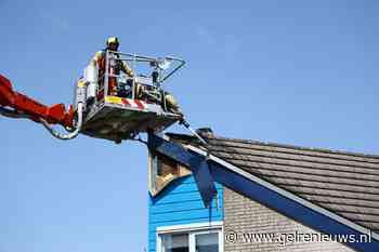 Middelbrand in dak van woning tijdens werkzaamheden