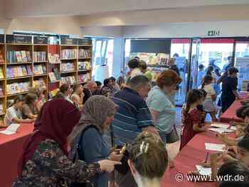 Kinder in Bonn geben Signierstunde für ihr eigenes Buch