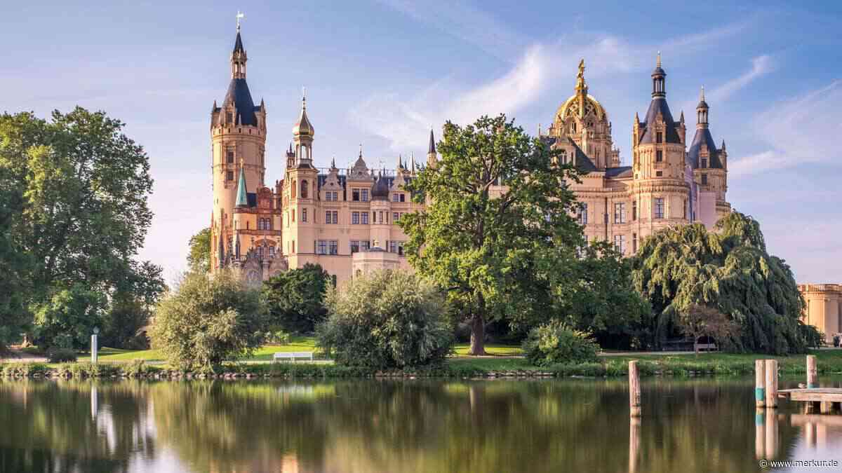 Wie Neuschwanstein, aber am Wasser: Dieses Schloss liegt an einem der schönsten Seen Deutschlands