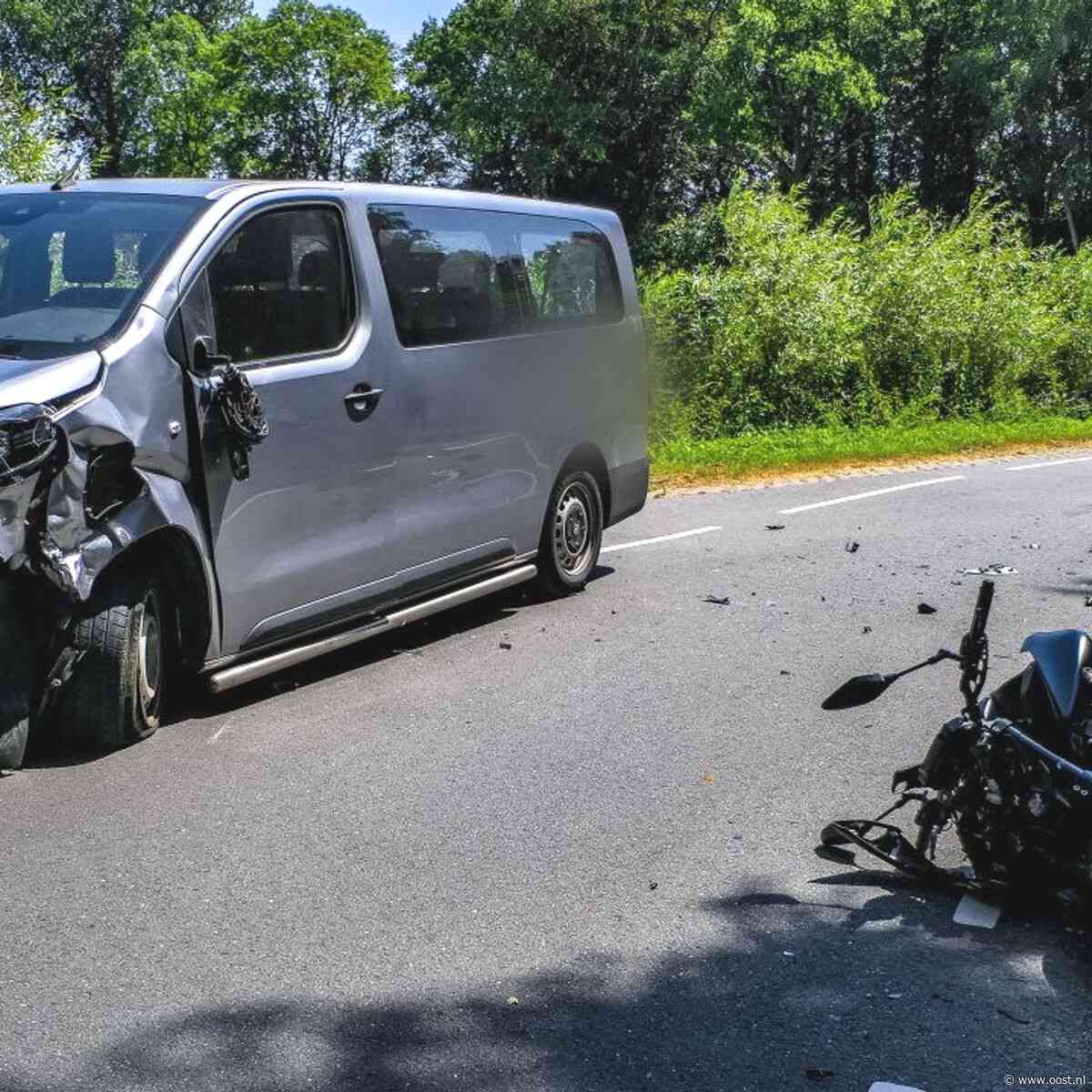 Motorrijder gewond bij frontale botsing met taxibus in Enschede