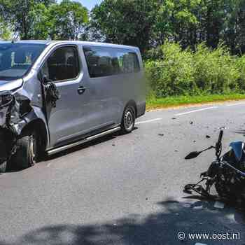 Motorrijder gewond bij frontale botsing met taxibus in Enschede