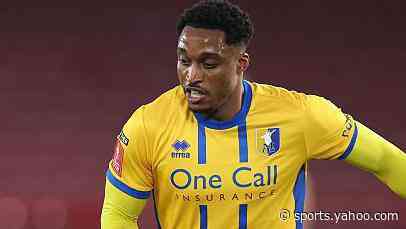 Bromley sign ex-Mansfield striker Adeboyejo
