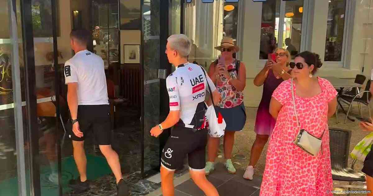 Honderden fans verzamelen zich bij hotel Pogacar en krijgen high-five van geletruidrager