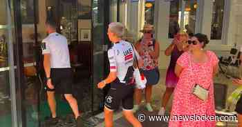 Honderden fans verzamelen zich bij hotel Pogacar en krijgen high-five van geletruidrager