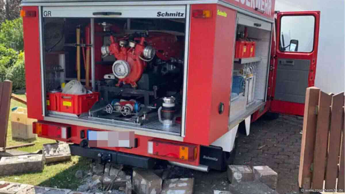 Feuerwehrler bricht am Steuer von Einsatzfahrzeug zusammen – und baut schweren Unfall