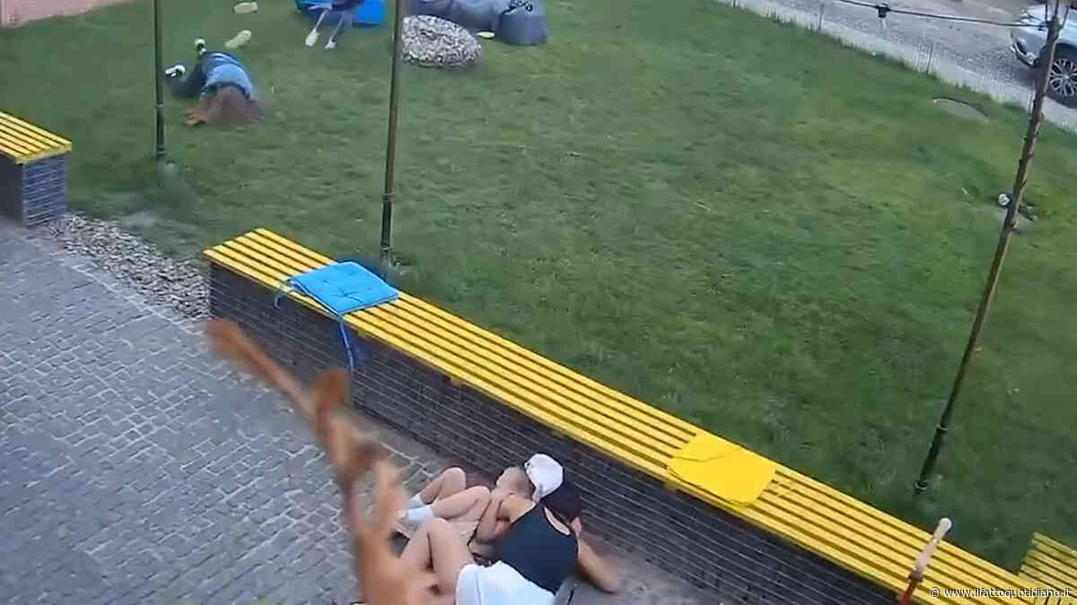 Attacchi su Sumy, le bombe cadono tra i civili in un parco e a pochi passi da un bar – Le immagini