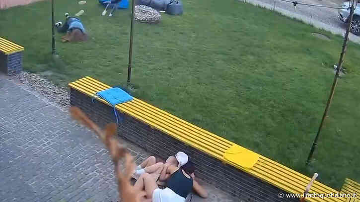 Attacchi su Sumy, le bombe cadono tra i civili in un parco e a pochi passi da un bar – Le immagini