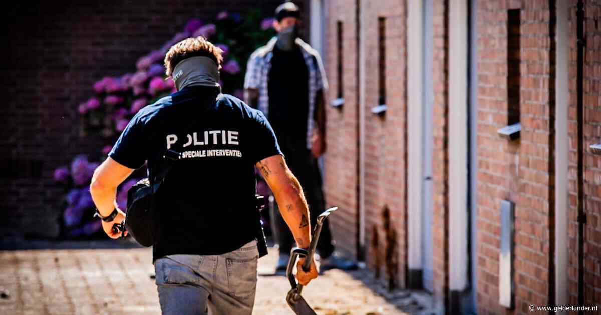 Man geblinddoekt afgevoerd nadat politie met veel bombarie een flat in Arnhem binnenvalt
