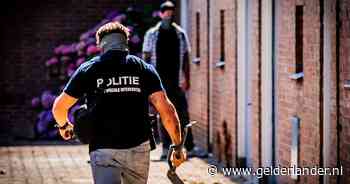 Man geblinddoekt afgevoerd nadat politie met veel bombarie een flat in Arnhem binnenvalt