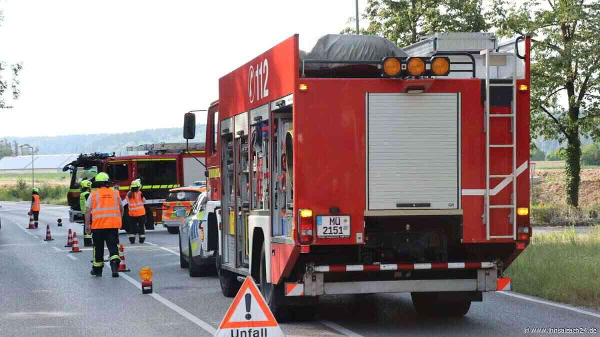 Elektromotorrad kracht in Auto: Unfall auf der Waldkraiburger Inntalstraße