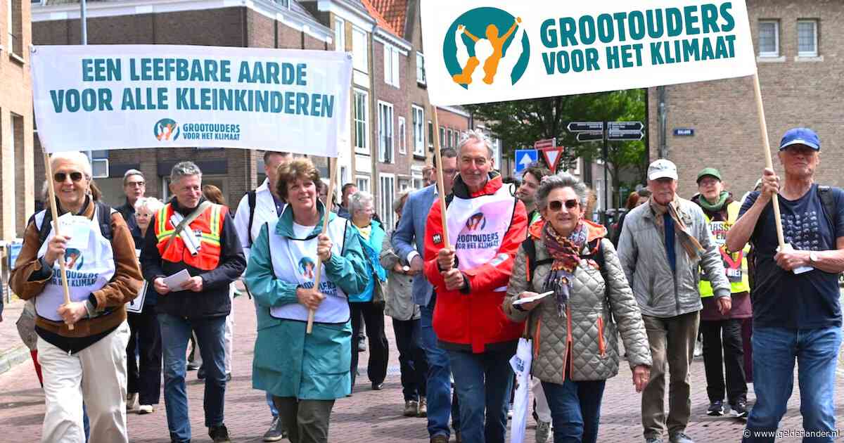 De zingende Grootouders voor het Klimaat deden me aan het Titanic-orkest denken