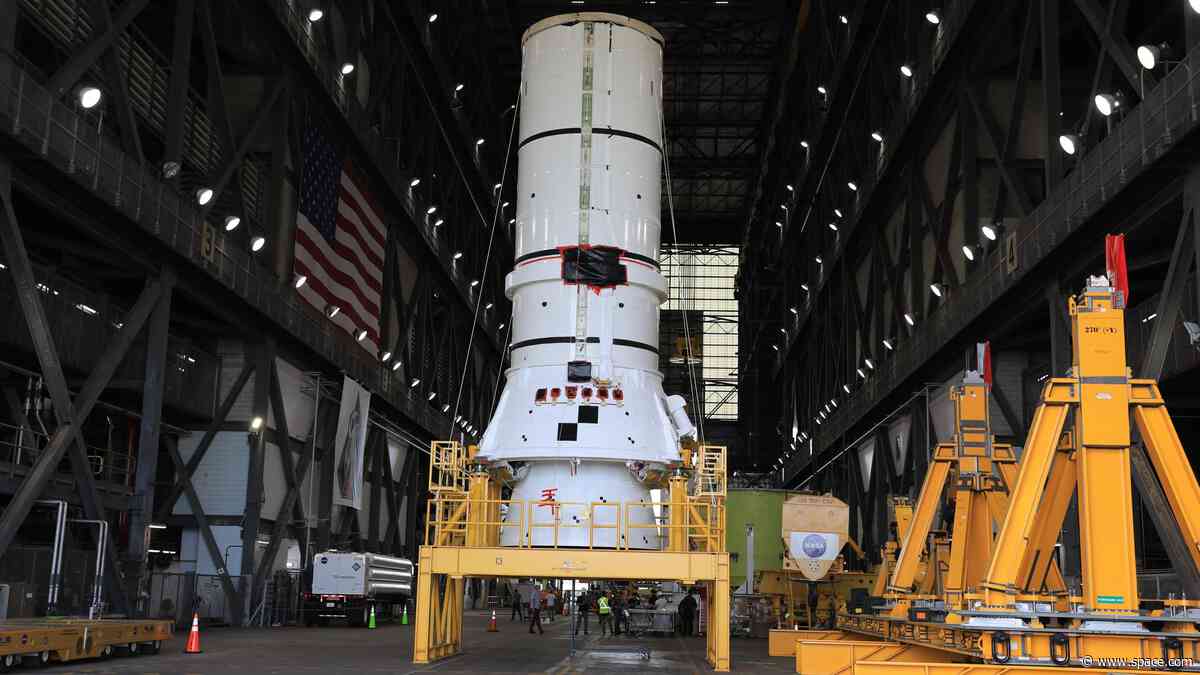 NASA begins stacking rocket ahead of 2027 Artemis III astronaut launch (photos)
