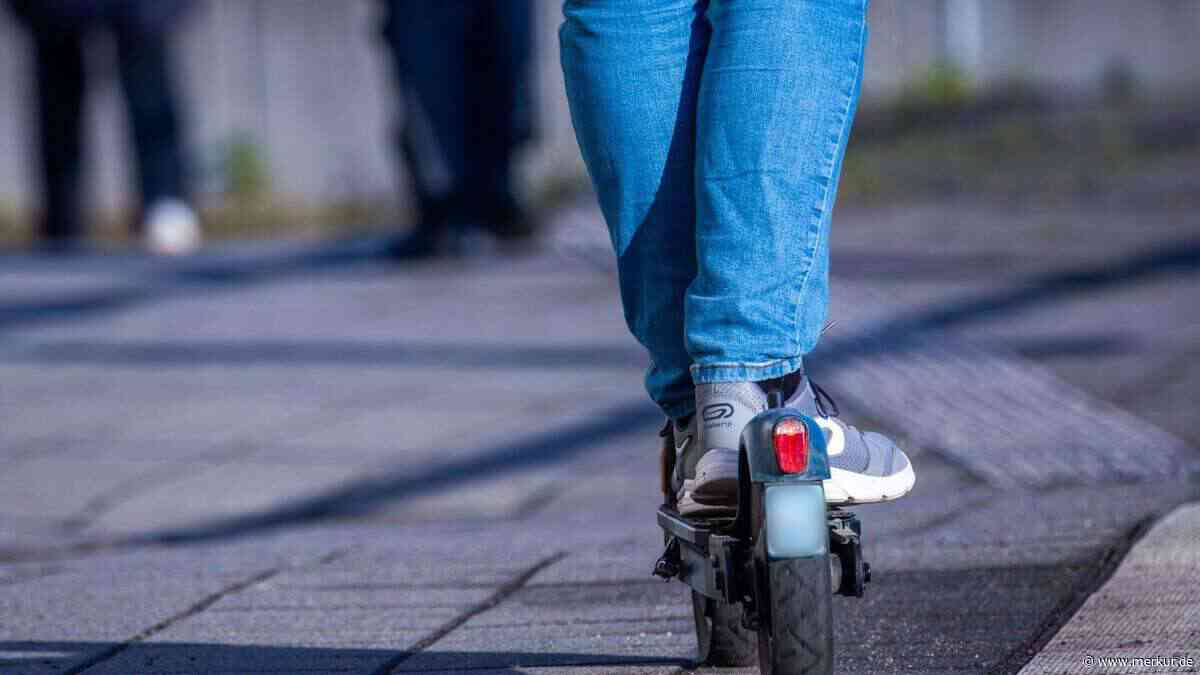 „Mehrere erhebliche Verkehrsverstöße“: E-Scooter-Fahrer wird nach Unfall mit Taxi ordentlich zur Kasse gebeten