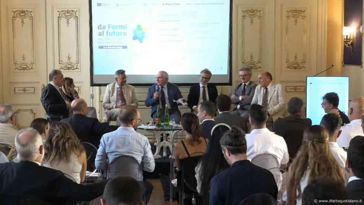A Napoli si parla di nucleare ma è affare per uomini: una donna su 10 relatori, battute sulle cosce della Parietti e sull’organizzatrice “bellissima”