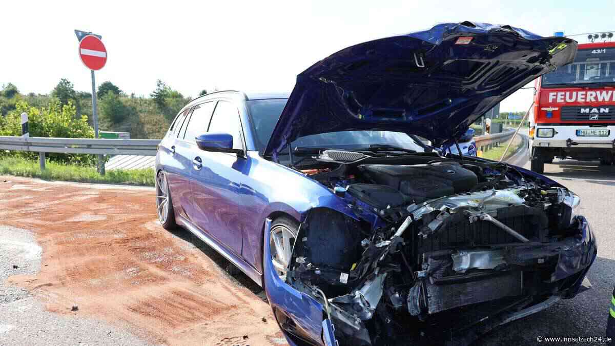 Heftiger Unfall an A94-Anschlussstelle Mühldorf-West: Autofahrer offenbar mit Glück im Unglück