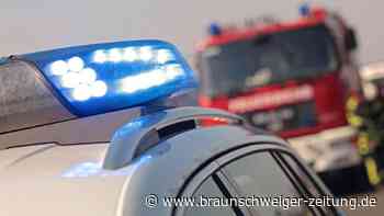 Strohballenpresse fängt Feuer im Landkreis Peine: Feuerwehr auf Feld im Einsatz
