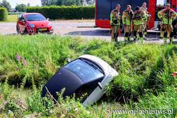 Auto raakt van de weg en eindigt in water