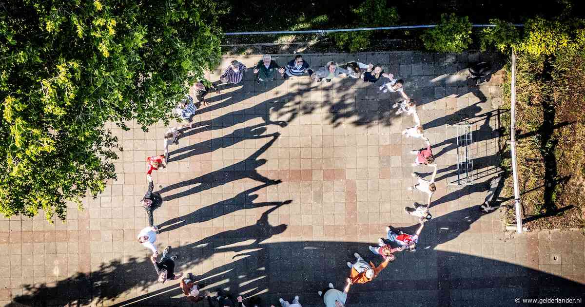 Vader Gerard (57) is aangenaam verrast, de school van zijn dochters sluit toch niet: ‘Ik ben een heel blije ouder’