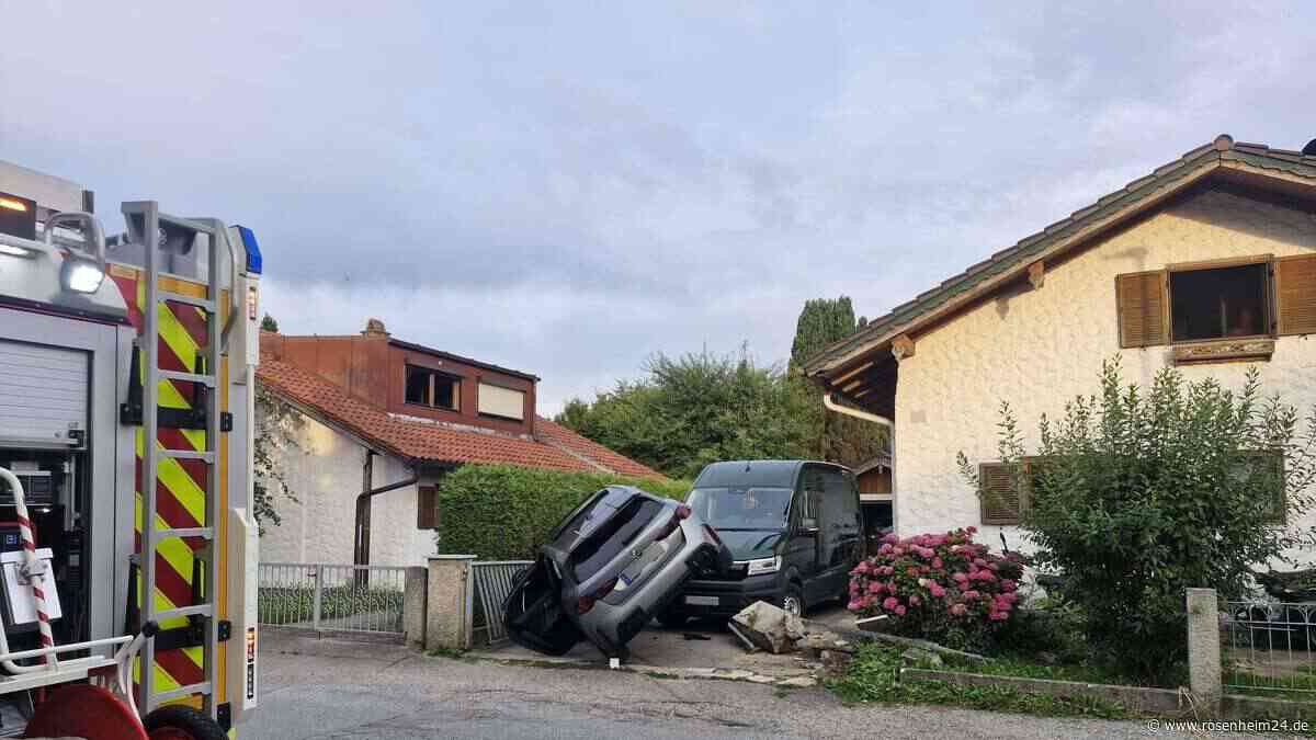 Spektakulärer Unfall in Rosenheim: BMW kracht in Hofeinfahrt und landet auf Transporter