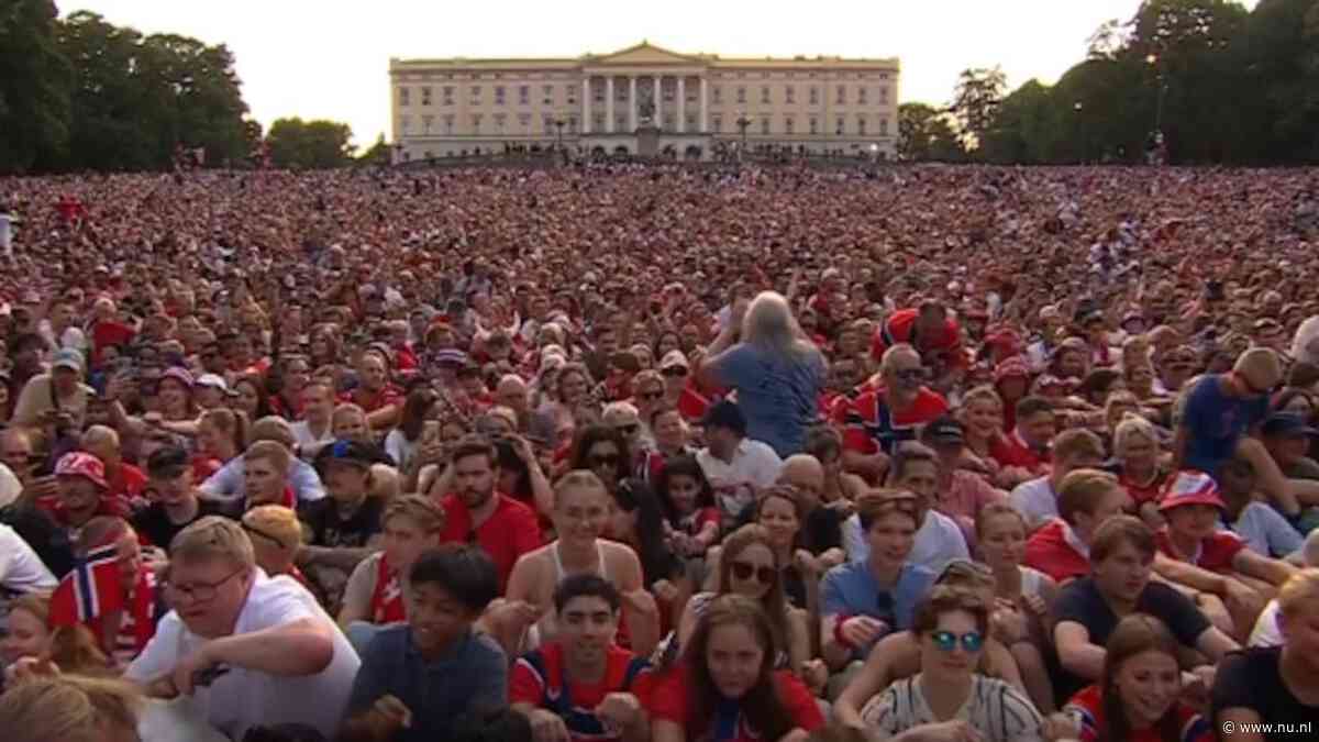 In beeld | 90.000 Noren doen 'Viking Row' en eren WK-helden bij terugkomst