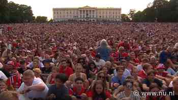 In beeld | 90.000 Noren doen 'Viking Row' en eren WK-helden bij terugkomst