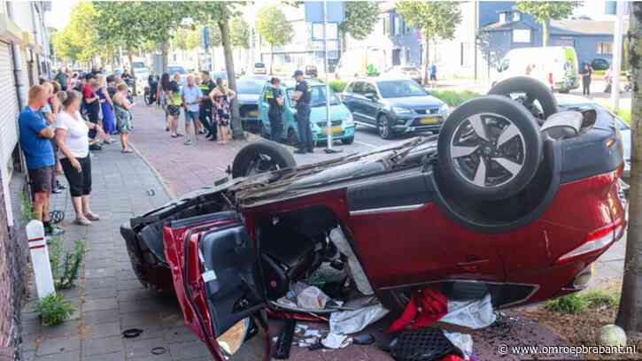 Auto slaat over de kop, bestuurder heeft engeltje op zijn schouder