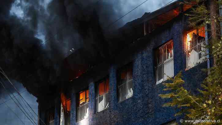Incendio en bodega moviliza a más de 15 compañías de Bomberos en Santiago Centro