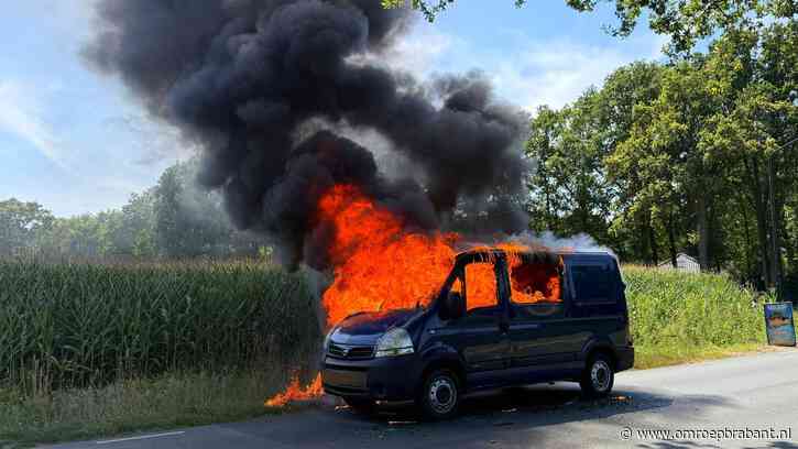 Bestelbus vliegt in brand, bestuurder ontsnapt via ingeslagen ruit