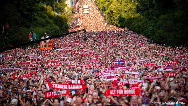 Más de 90 mil personas hicieron el "remo vikingo" en la masiva bienvenida de Noruega en Oslo