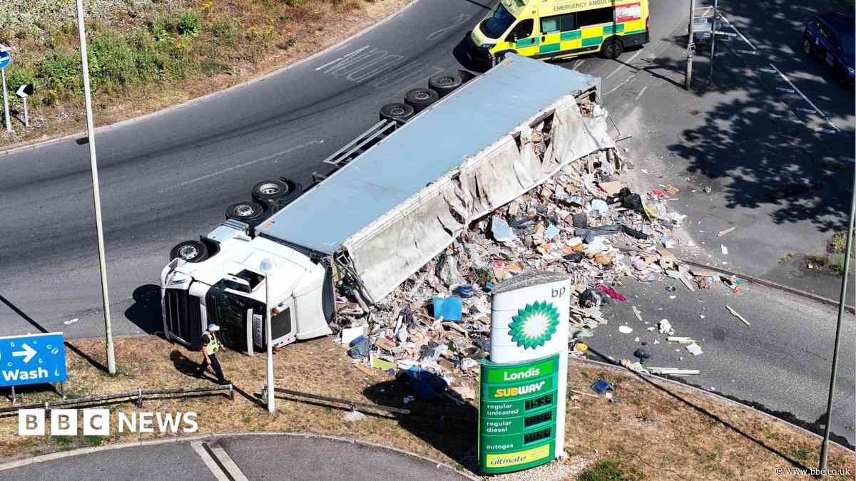 Traffic warning as lorry overturns on roundabout