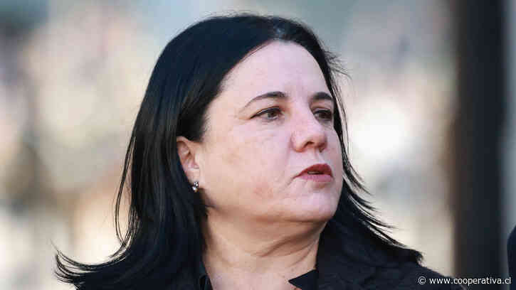 Oficialismo pide frenar decisión sobre posible cargo diplomático para exministra Steinert