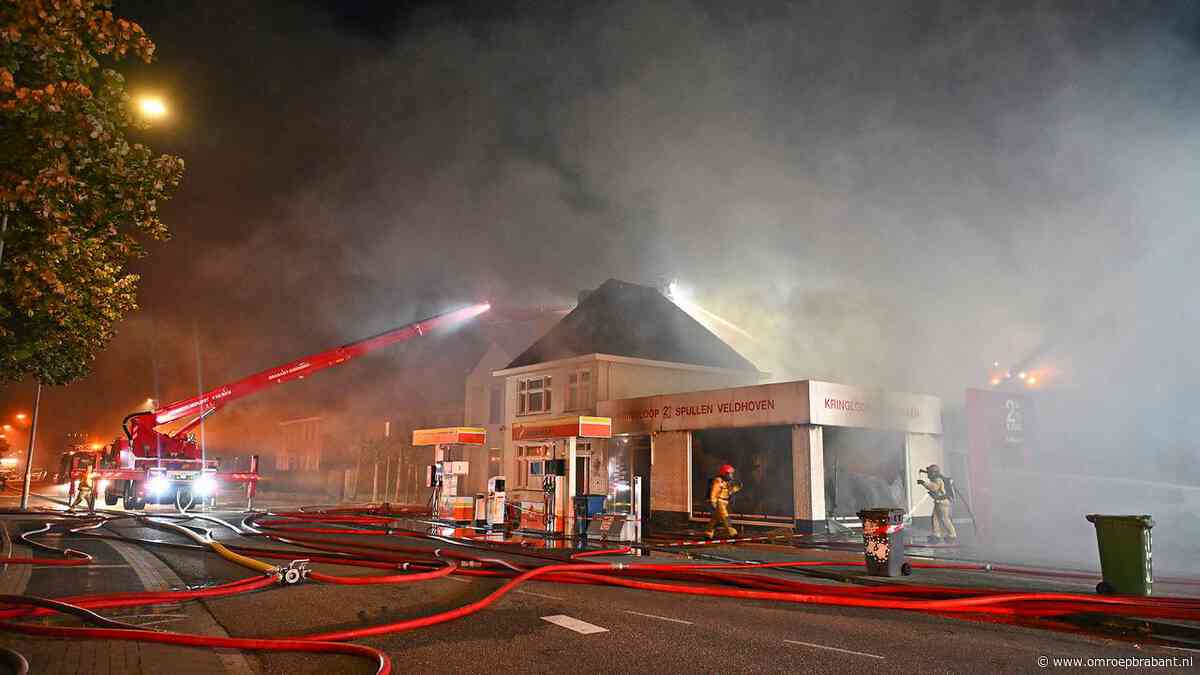 Grote brand in kringloopwinkel in Veldhoven, omgeving ruim afgezet